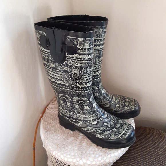 Rainboots with peace signs black and white size 8 - Picture 1 of 5